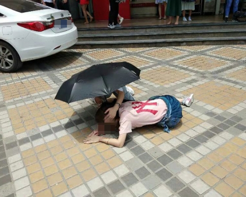深圳有一名女子經過地鐵站出口時,被上空墜落物品砸中,當場頭部流血。 網上圖片