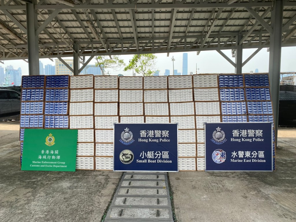 人员在行动中共检获约400万支怀疑私烟。 人员在行动中共检获约400万支怀疑私烟。
