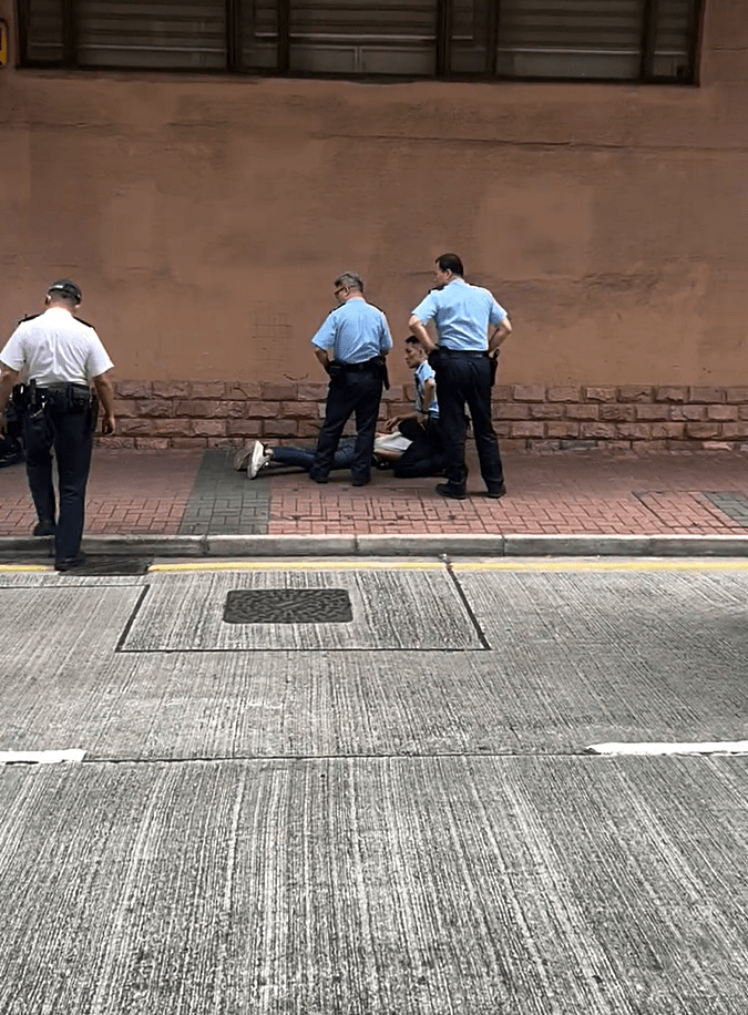 一名男子扒在地上。fb：车cam L（香港群组）