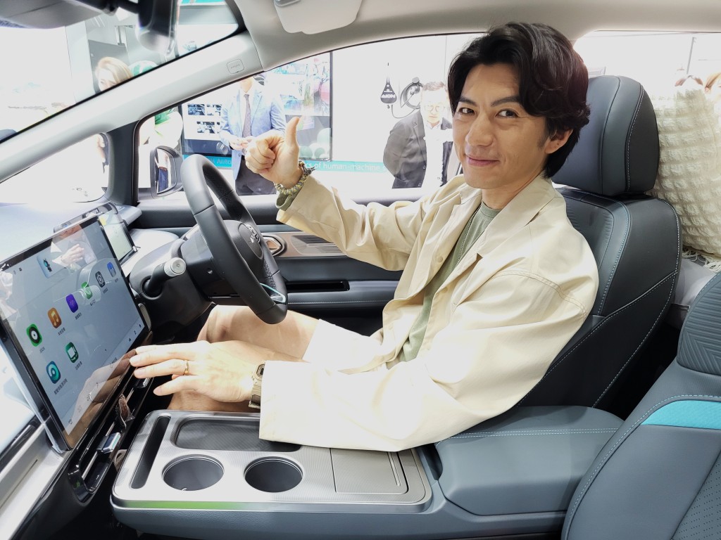 廣汽埃安AION Y Plus智尊版電動車在港推出，藝人袁偉豪專程到場睇車打卡。