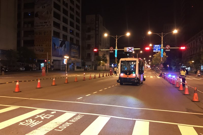 無人駕駛小巴於實驗期間車速為20公里以下,遇障礙物自動停止。