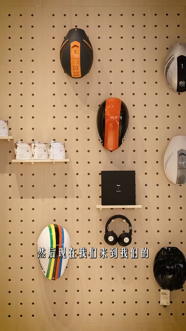 大客廳旁的牆掛了不少東西作裝飾。 大客廳旁的牆掛了不少東西作裝飾。
