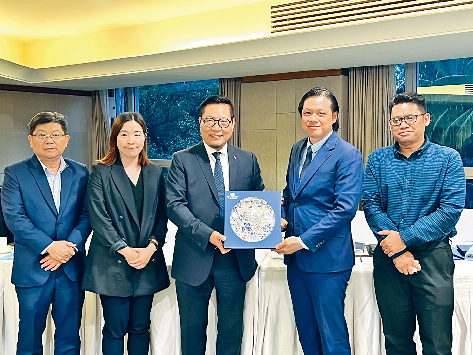 廠商會會長史立德(中)一行人抵達馬來西亞交流,與首相政治秘書曾敏凱(右二)會面。