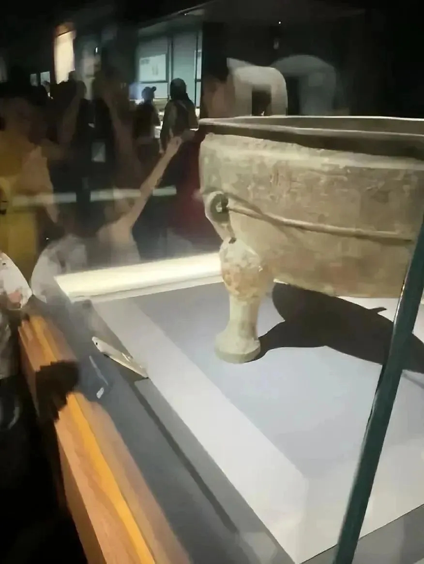 山西博物館青銅器展櫃驚現手機。 山西博物館青銅器展櫃驚現手機。