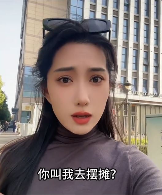 涉嫌造成集體食物中毒的攤主在當地頗有人氣。抖音＠叨哇仙