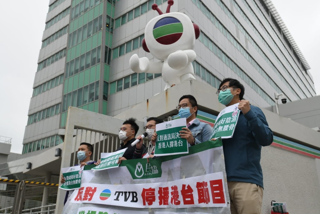 區議員何啟明(中)被指控誹謗。資料圖片