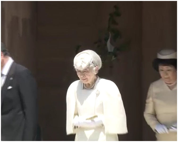美智子穿著白色參拜禮服。圖:NHK截圖