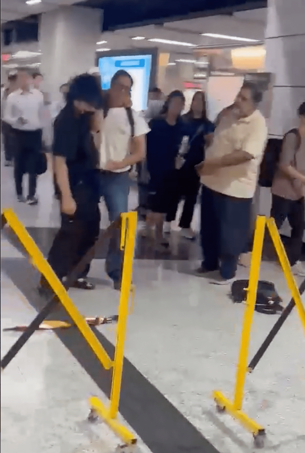 一名非華裔男子(右)上前勸阻,以廣東話向兩人表示:「你哋唔好打,好唔好?」。Facebook 香港交通突發報料區突發事故資迅谷: 點只係交通咁簡單 影片截圖 一名非華裔男子(右)上前勸阻,以廣東話向兩人表示:「你哋唔好打,好唔好?」。Facebook 香港交通突發報料區突發事故資迅谷: 點只係交通咁簡單 影片截圖