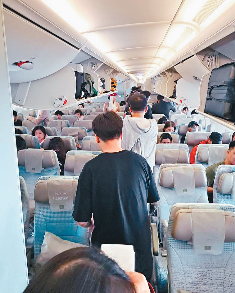 縱橫遊表示，兩個旅行團共20人昨在杜拜機場登機返港。