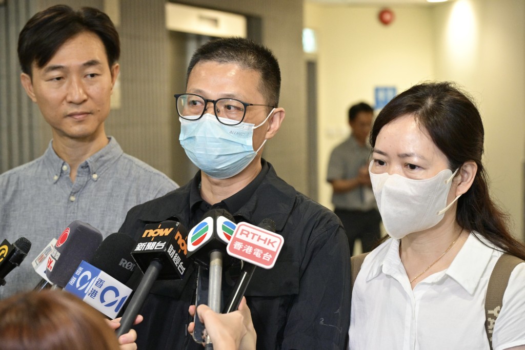 男童父親黎志堅(中)。 男童父親黎志堅(中)。