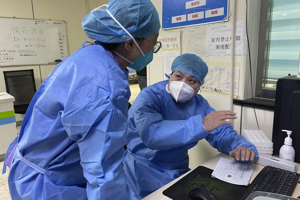 多家内媒报道，指上海多家医院近日重症患者数量增多。 AP图