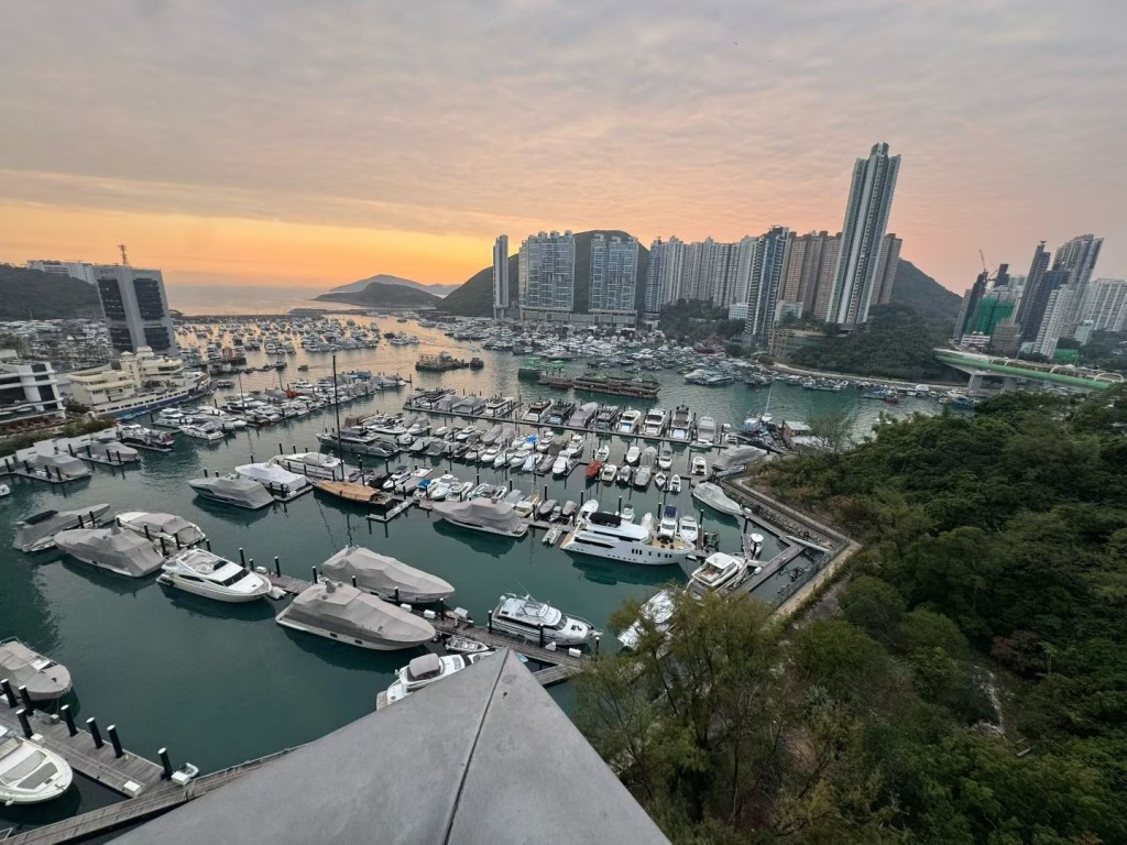 兩廳可透過落地玻璃窗引入自然光，可享香港仔海峽海景。