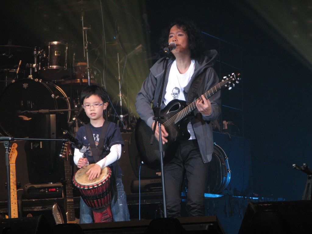 囝囝鄧朗堯遺傳爸爸Joey的音樂天份，小時候多次上台表演。