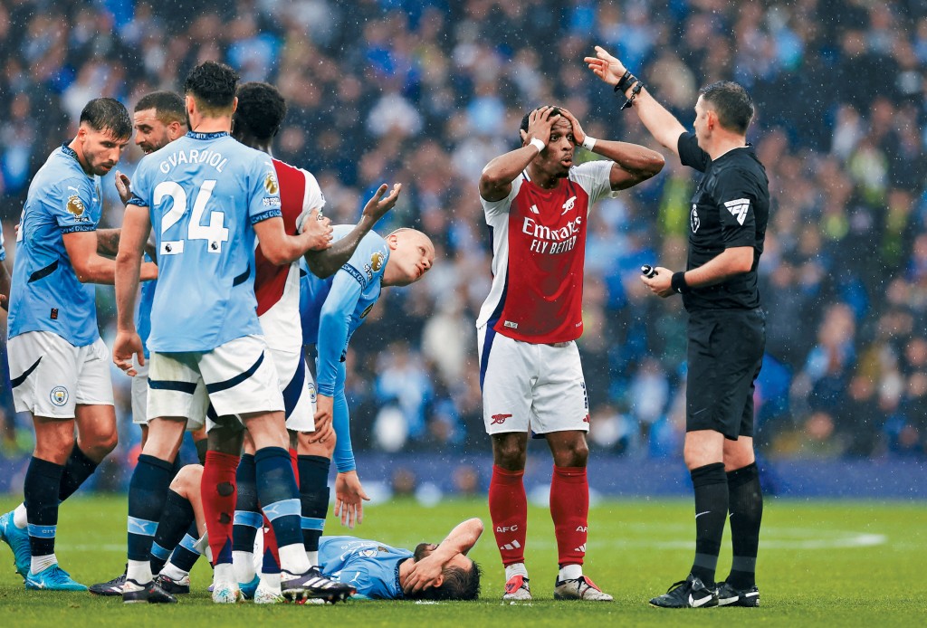 周日曼城對阿仙奴的英超大戰成為球證奧利華的「表演時間」，不少球員怨聲載道。