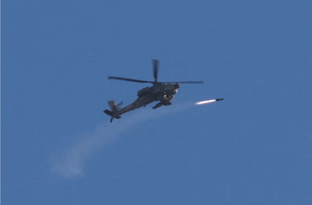 2023 年 11 月 7 日，在以色列和哈马斯之间持续不断的冲突中，一架阿帕奇直升机发射飞弹。路透社