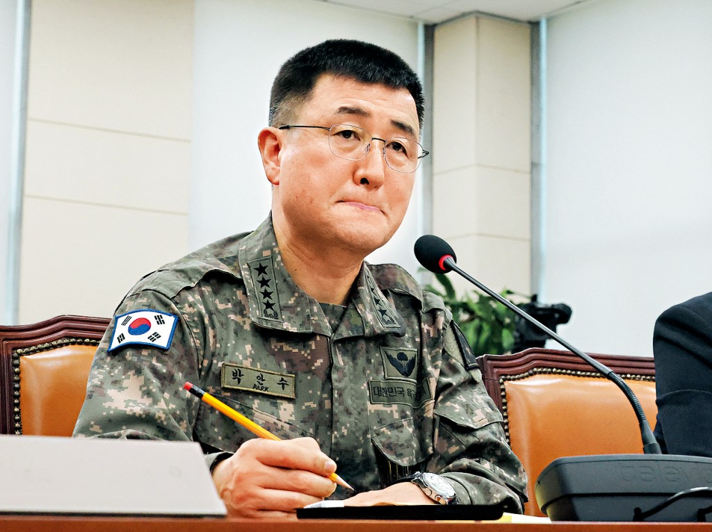 南韓陸軍參謀總長朴安洙昨日到國會答覆議員質詢。