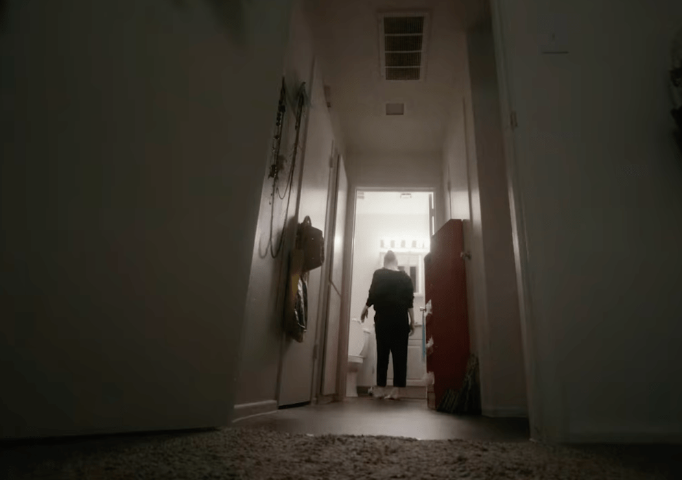 如今67歲的她，生活在拉斯維加斯一個低收入長者社區，以 Uber Eats 外送和網約車司機維生。YT@Obscured Releasin預告片截圖