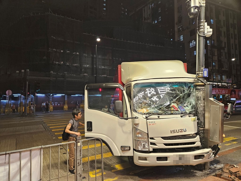 熱心途人查看司機傷勢。 熱心途人查看司機傷勢。