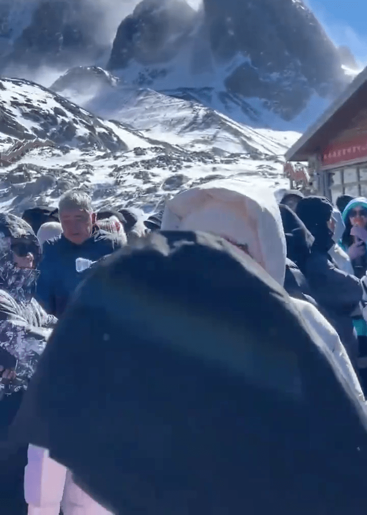 雲南玉龍雪山索道停運，據稱日前有千名遊客滯留山頂。 網片截圖