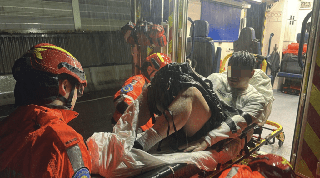 救護人員用擔架床將鐵騎士抬上救護車,準備送院作進一步治理。 救護人員用擔架床將鐵騎士抬上救護車,準備送院作進一步治理。