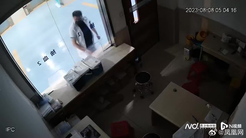 朱某穿白色医生袍走进验血液检验室。 朱某穿白色医生袍走进验血液检验室。