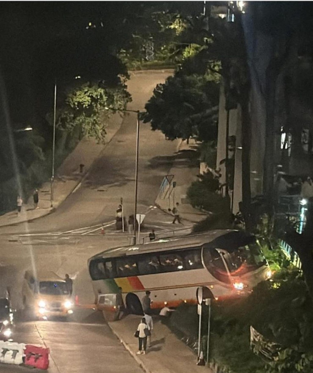 豪景花園一輛屋苑接駁邨巴失控鏟上斜坡,一名女子被困車底。網上圖片 豪景花園一輛屋苑接駁邨巴失控鏟上斜坡,一名女子被困車底。網上圖片