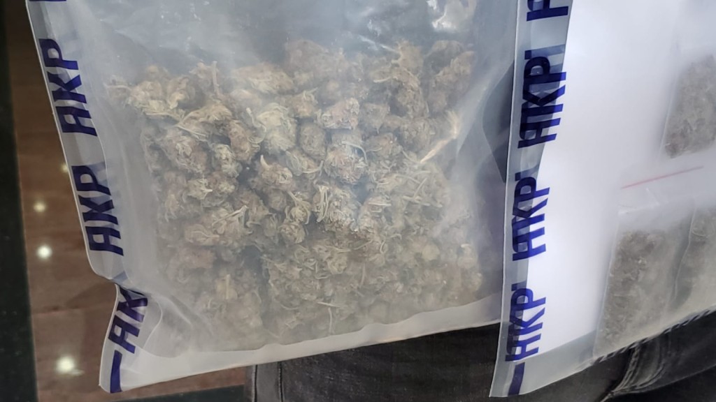 警方搜出毒品。