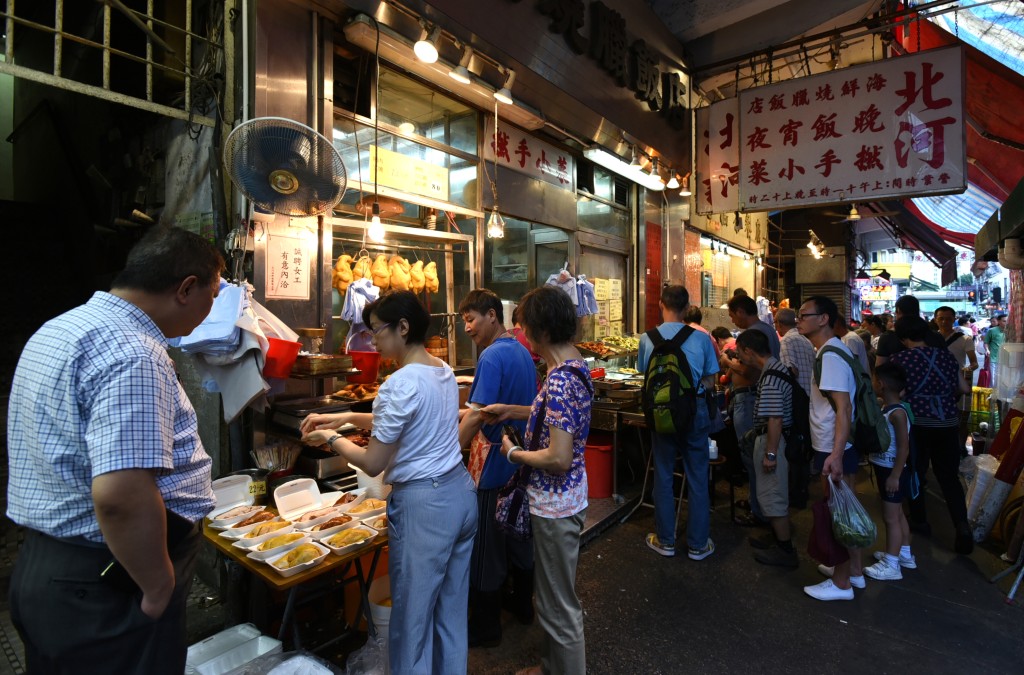 明哥經營北河燒臘飯店。
