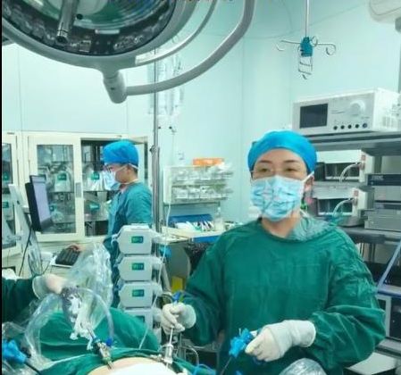 鄭州中心醫院為女生割除卵巢畸胎瘤。