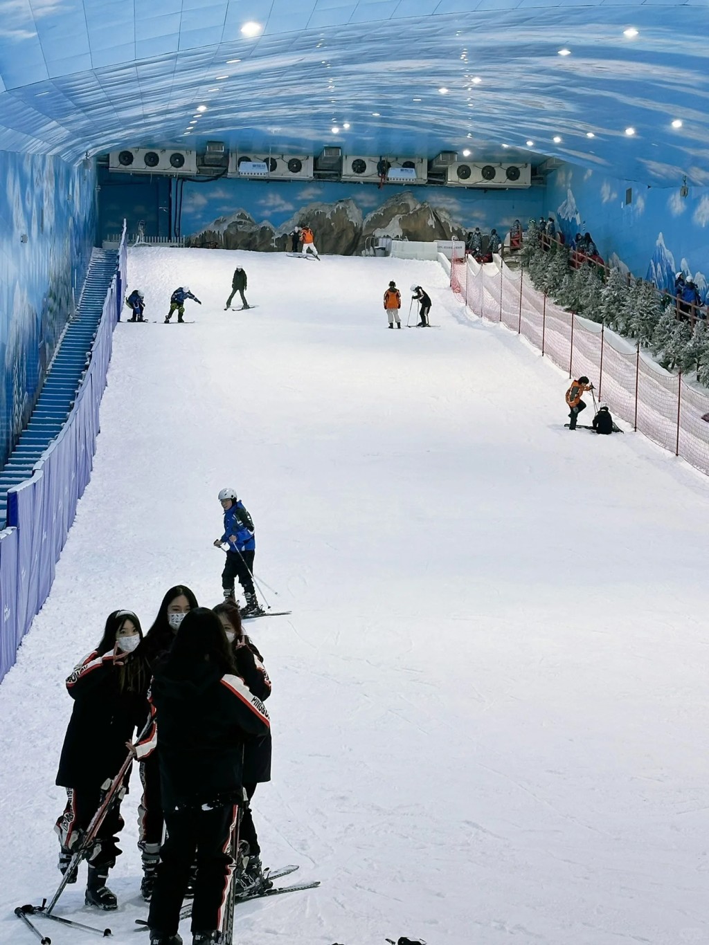 室内滑雪场设有一条约15米宽、约70米长的的专业滑雪道（图片来源：小红书@Jian）