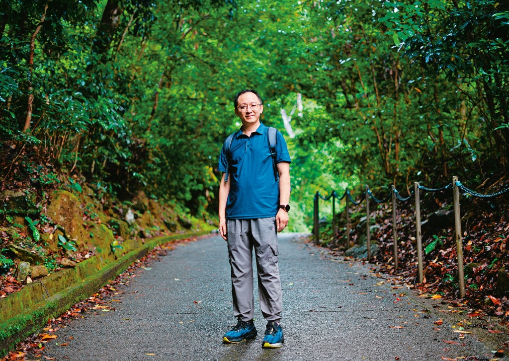 真菌學家鄧銘澤形容，菇菌很「低調」，每次尋找過程猶如捉迷藏。