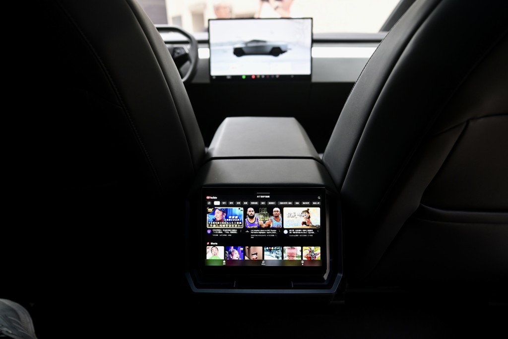 Tesla Cybertruck後排配有9.4吋觸屏，可以調校冷氣或串流聽歌睇片。