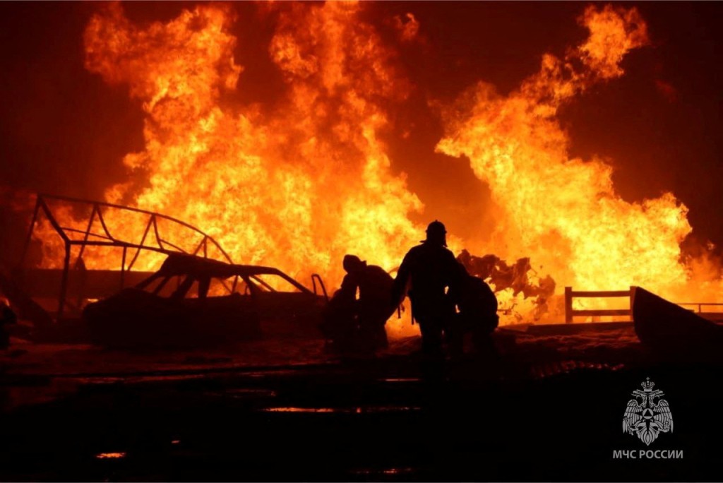 俄羅斯馬哈奇卡拉市加油站發生爆炸後，消防員在事故現場工作，現場火勢相當猛烈。俄緊急情況部