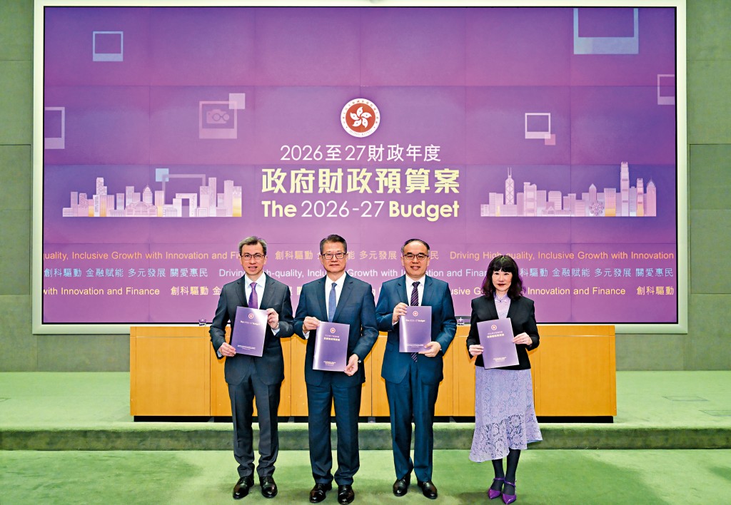 陈茂波（左二）昨日下午会见传媒，进一步阐释新一份《财政预算案》详情。