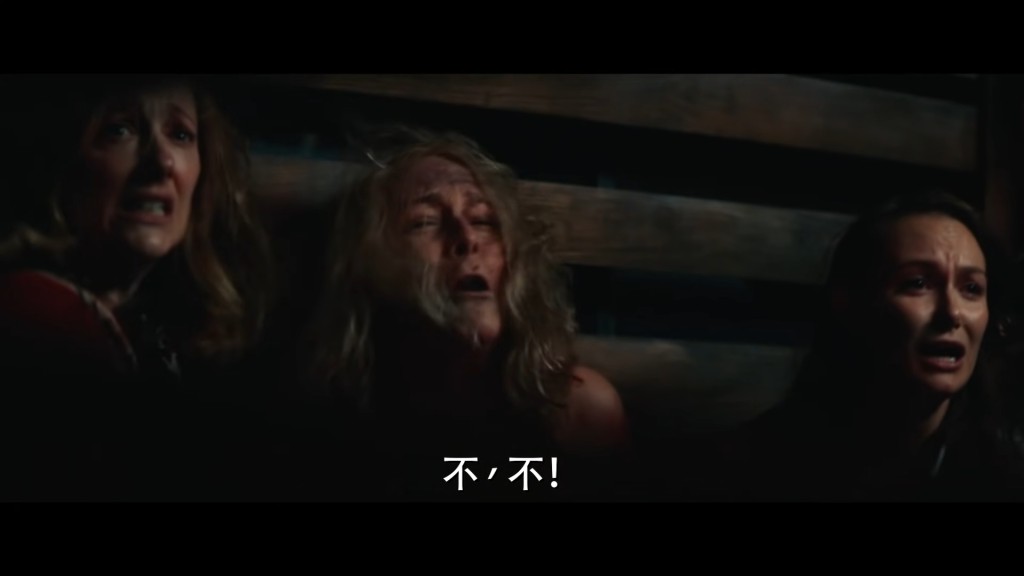 主角們想用火燒死殺人狂。