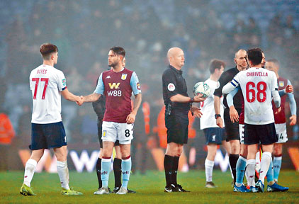 维拉（紫衫）赛后安慰及鼓励一众红军小将。