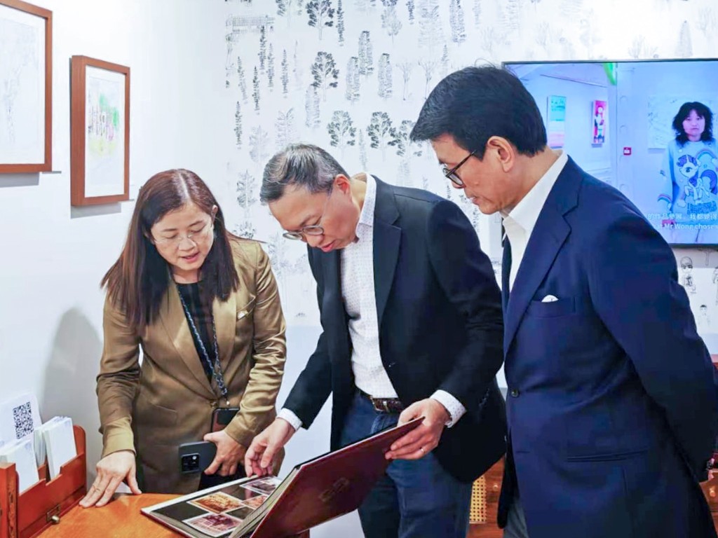 林定國指今日是他第三次欣賞匡智會同學的作品。林定國fb