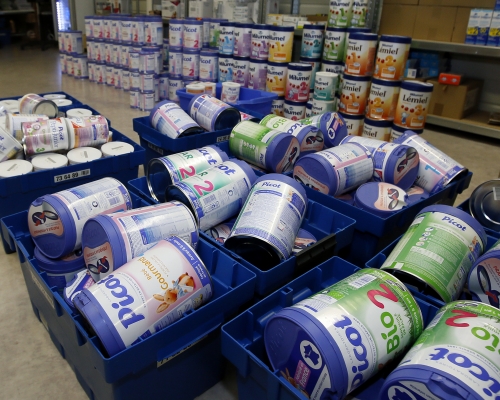 Lactalis旗下的嬰兒奶粉疑在製程中受沙門氏菌污染，廠商和法國衛生當局其後宣布擴大召回全球該品牌奶粉。