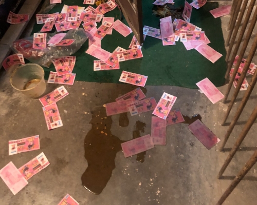 住户门前一大堆冥币。网上图片