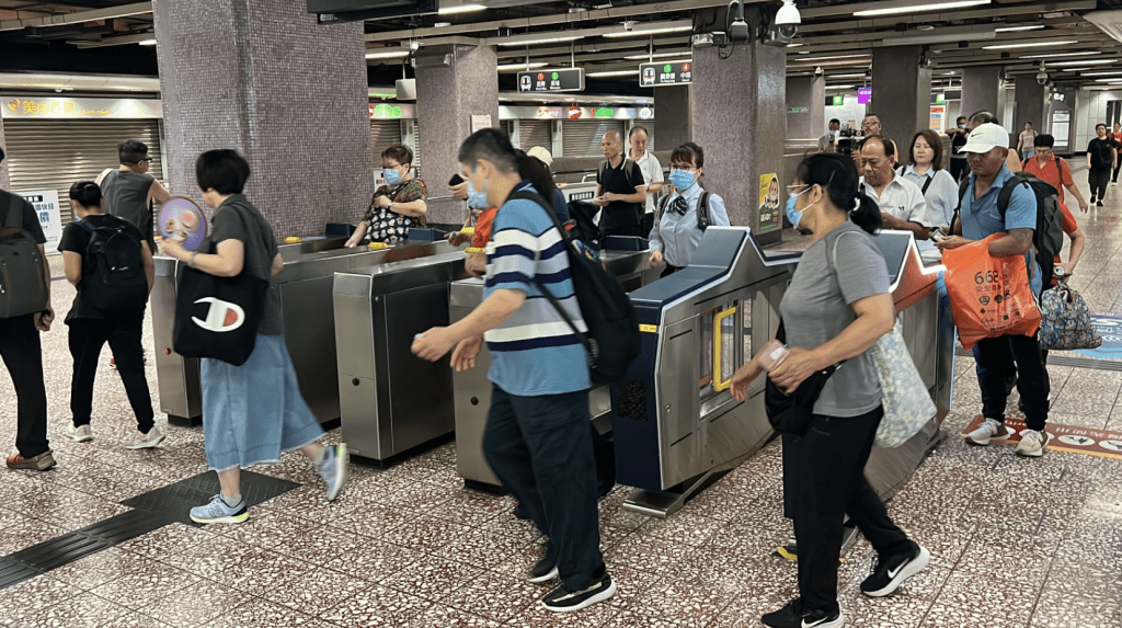 昨日停駛的太子站今日列車服務回復正常。黎志偉攝