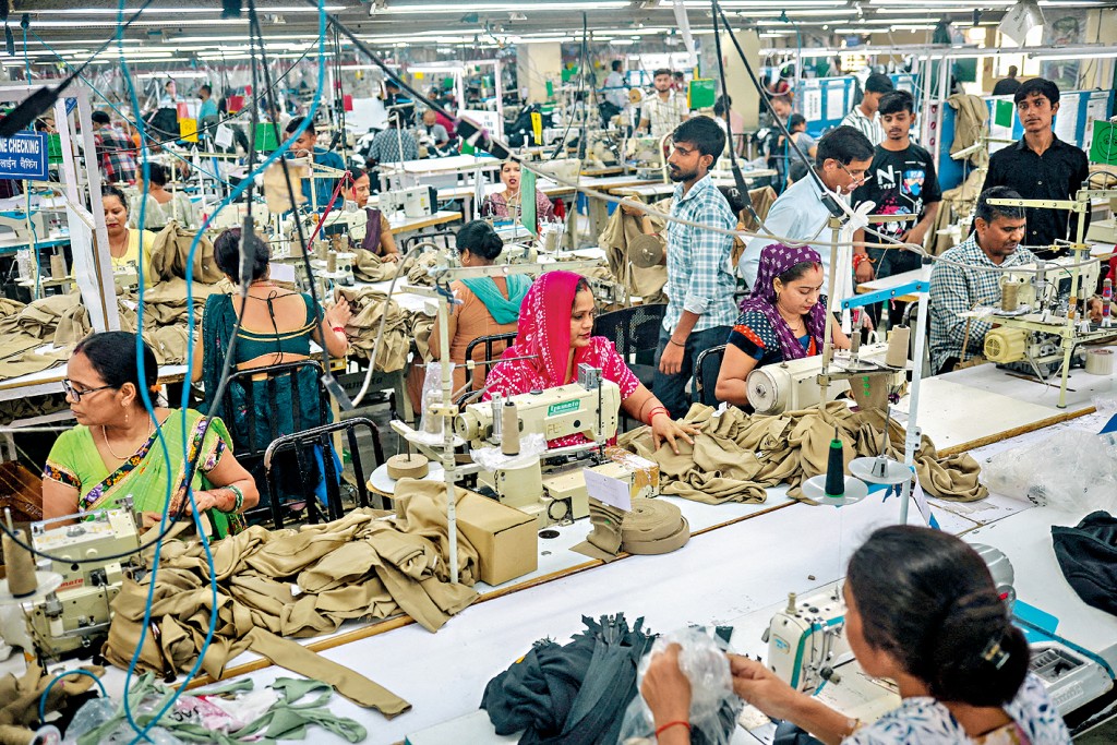 印度北方邦诺伊达市一间成衣工厂。