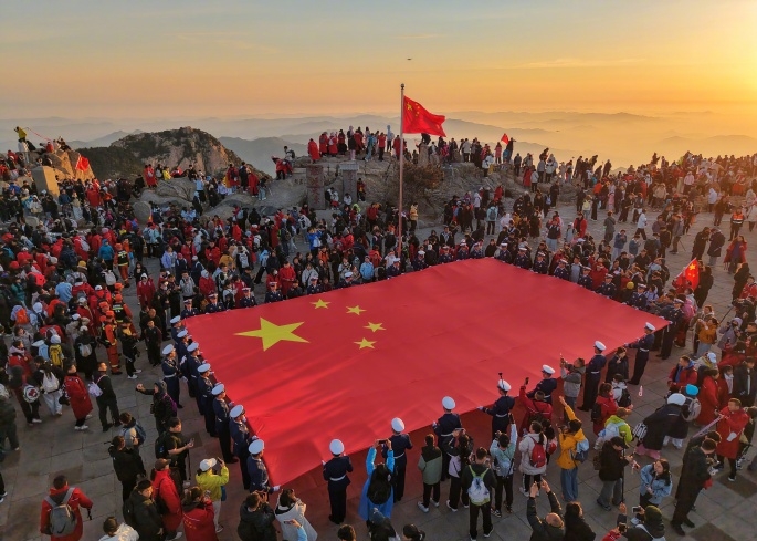 泰山日出遇上升旗礼，逾两万人见证“五一”限定震撼画面。 泰山日报