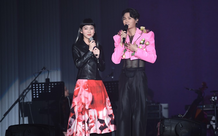 炎明熹這兩晚都做胡鴻鈞演唱會嘉賓。
