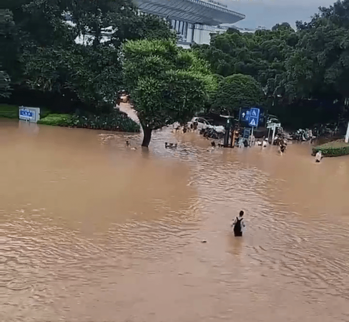 桂林火车站外，水浸严重。  