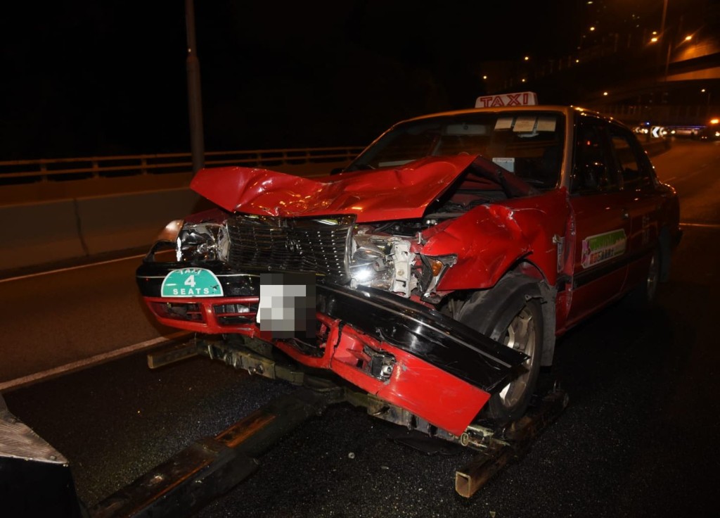 的士車頭亦毀爛。