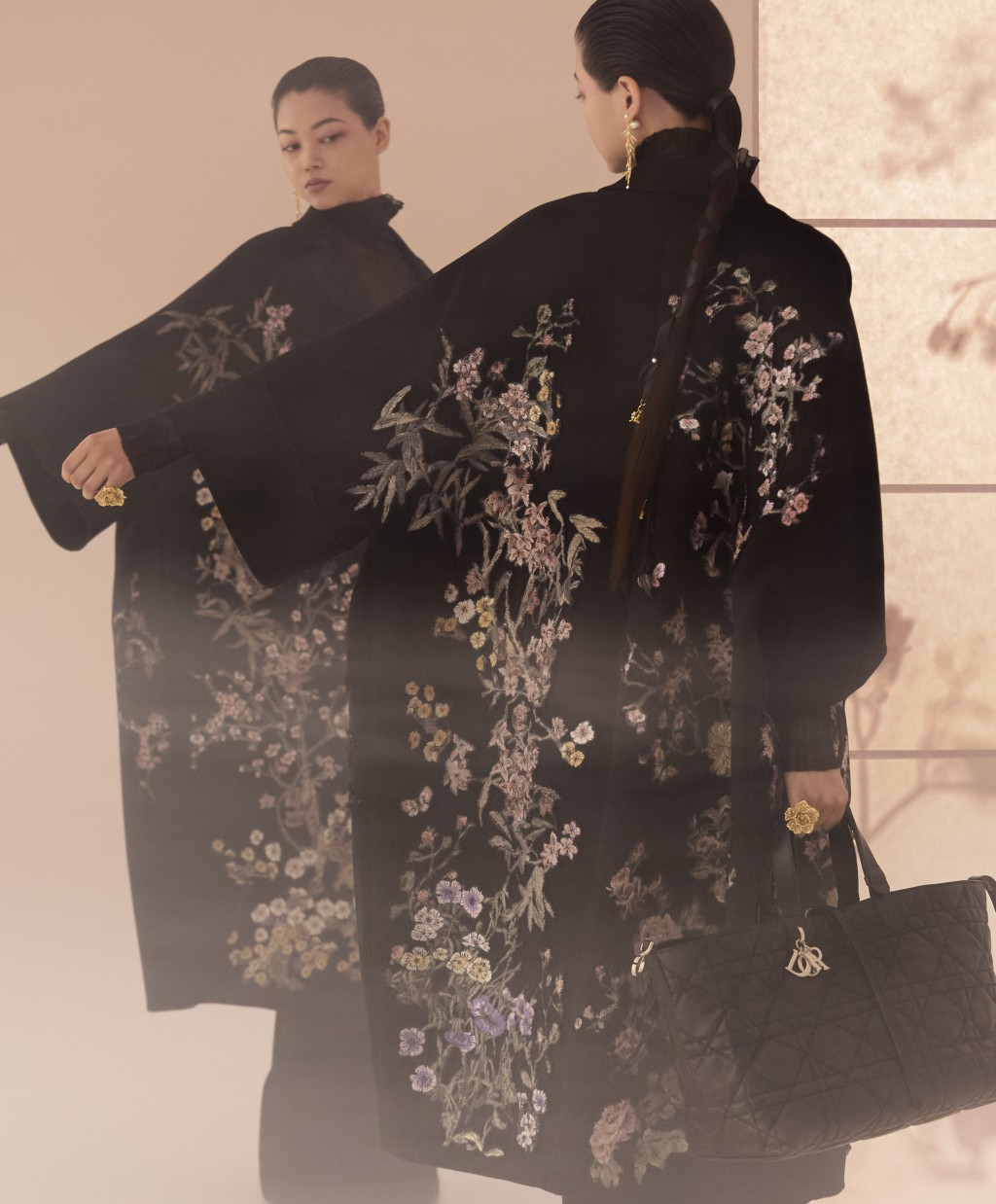 深邃黑色披風式大衣綴滿金線花卉刺繡圖案，工藝媲美高訂服。