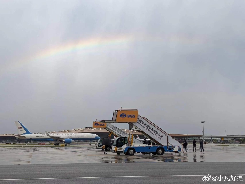 美國駐華大使館微博貼出耶倫落機時，天空出現一度彩虹。