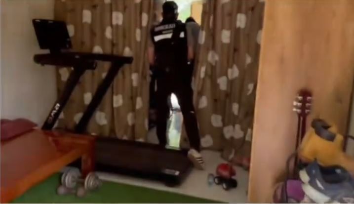 泰國警方持槍入屋救出5名被綁架中國公民。泰國速報