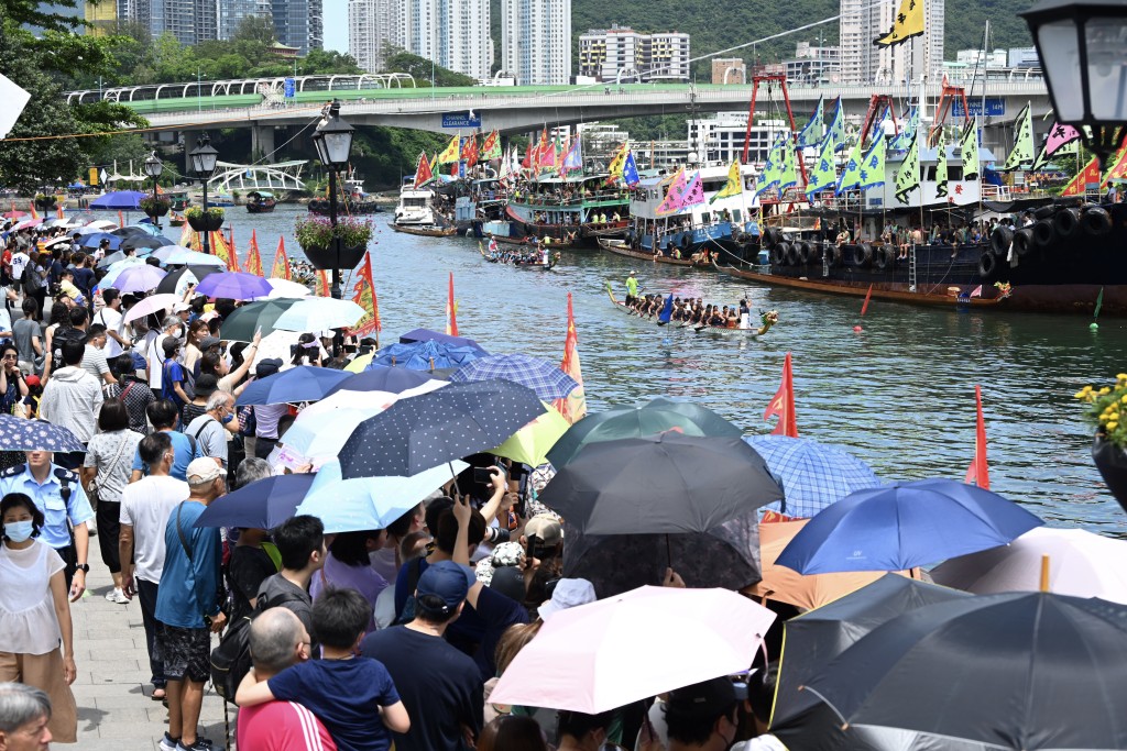 去年在香港仔举办的「2023香港仔龙舟竞渡大赛」。资料图片