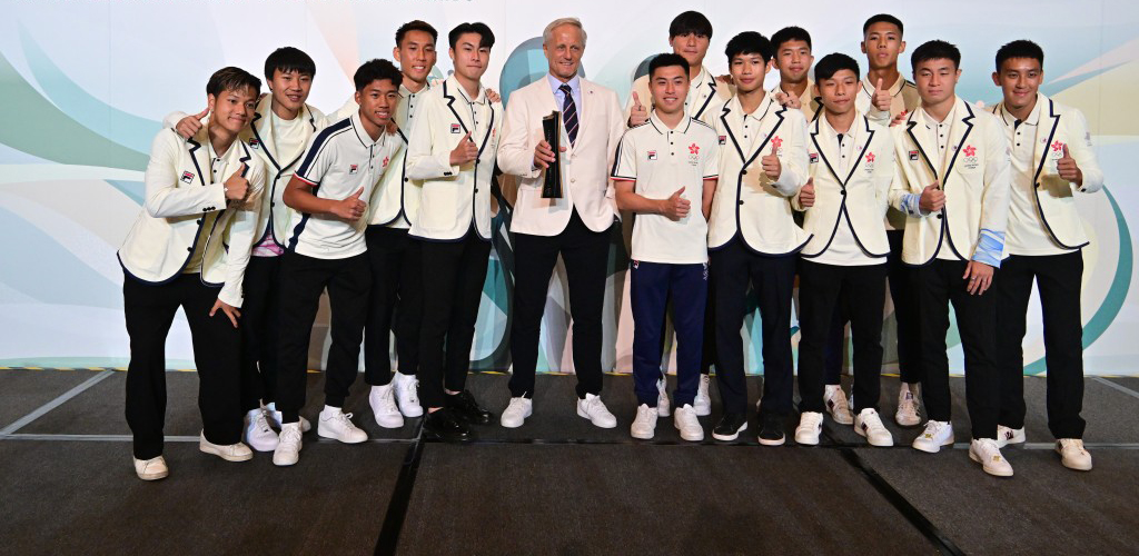 香港足球代表隊勇奪傑出運動員選舉運最佳運動隊伍獎項，成為周三晚頒獎禮上的贏家之一。港足主帥安達臣更透露正和足總傾談續約，有機會再續約3年領導球隊。